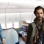 Deux hommes en style bohème chic s'installent en première classe