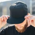 Un homme portant une casquette 5 panel