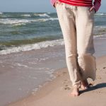 Une personne portant un pantalon en lin