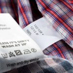 Vérification de l'étiqueté de chemises pour homme