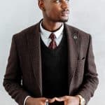 Quelle chemise avec un costume marron ?