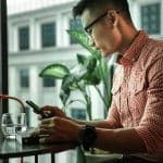 Comment retrousser les manches d'une chemise ?