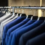 Quelle chemise avec un costume bleu ?