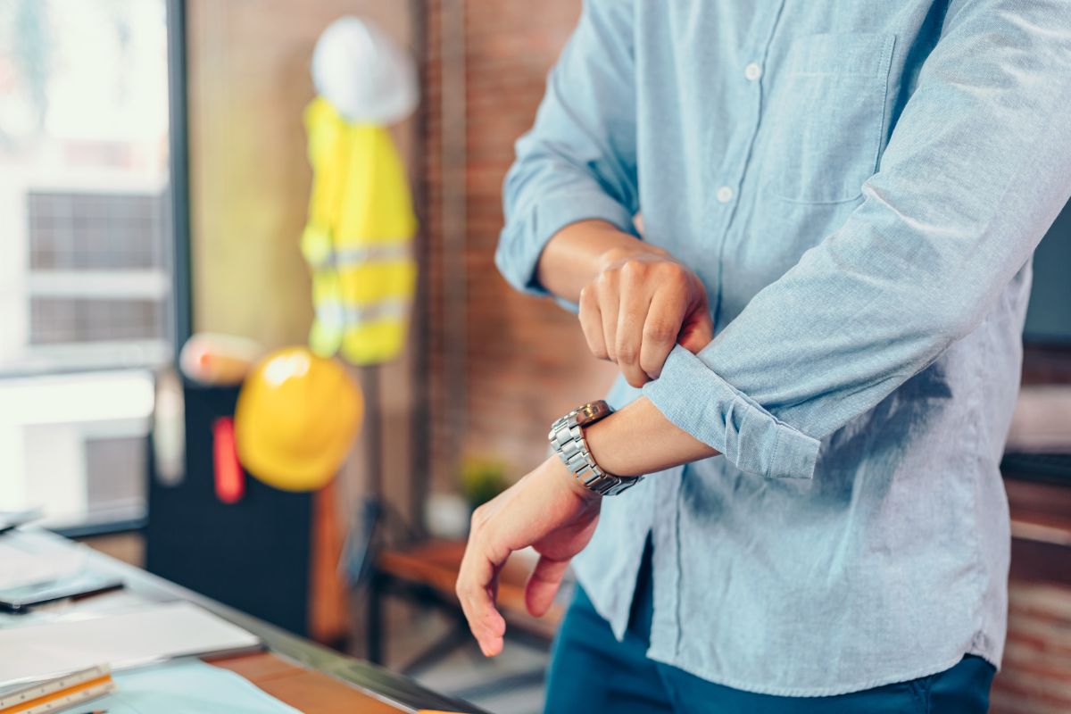 Comment retrousser vos manches de chemise avec style